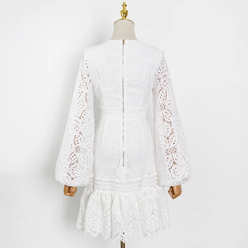 TWOTWINSTYLE Vintage White Kratinys Nėrinių Suknelė Moterims V Kaklo Žibintų ilgomis Rankovėmis Aukštos Juosmens Mini Suknelės Moterų Mados 2021